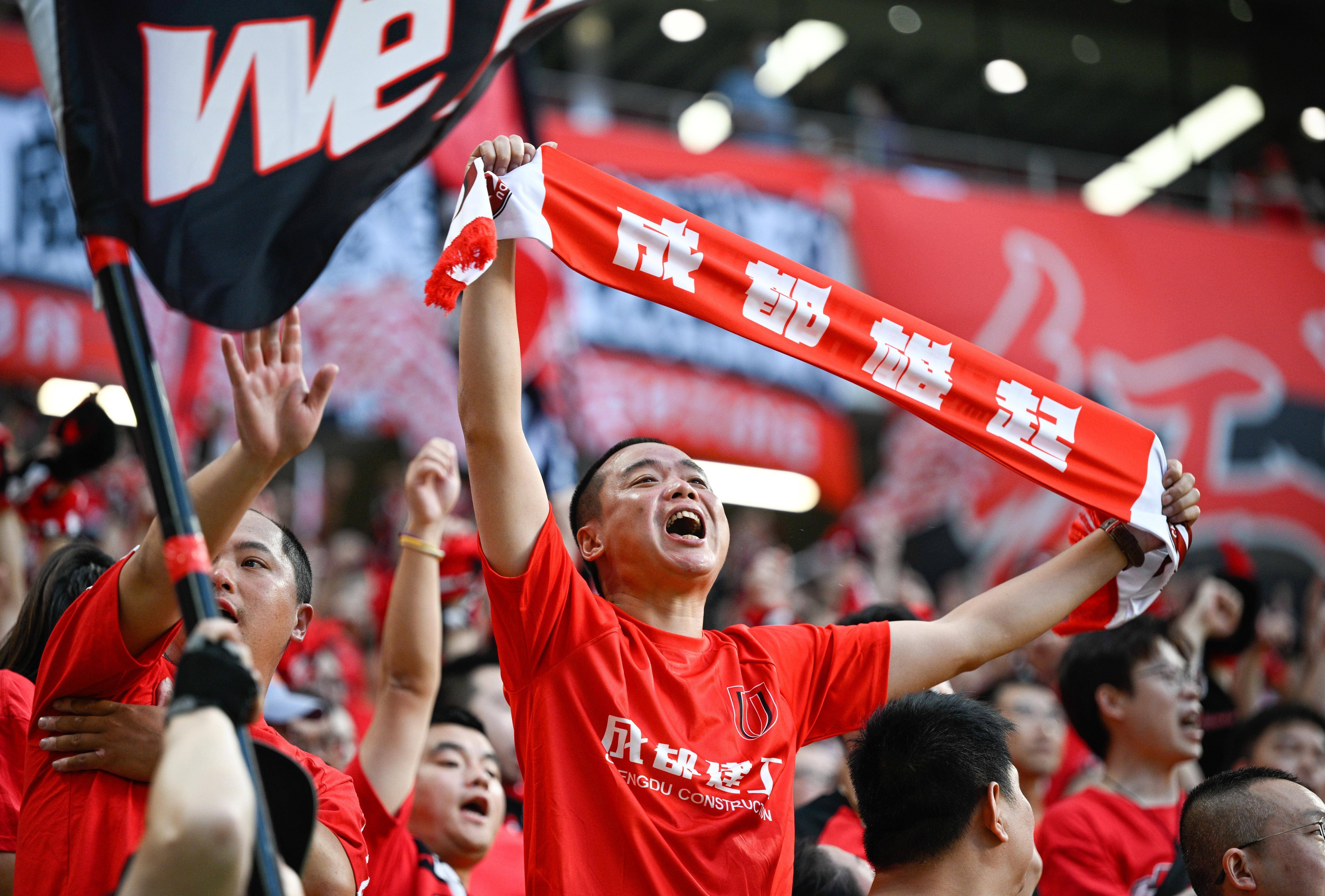 leyusport-重燃激情的足球赛事吸引着无数球迷现场观战