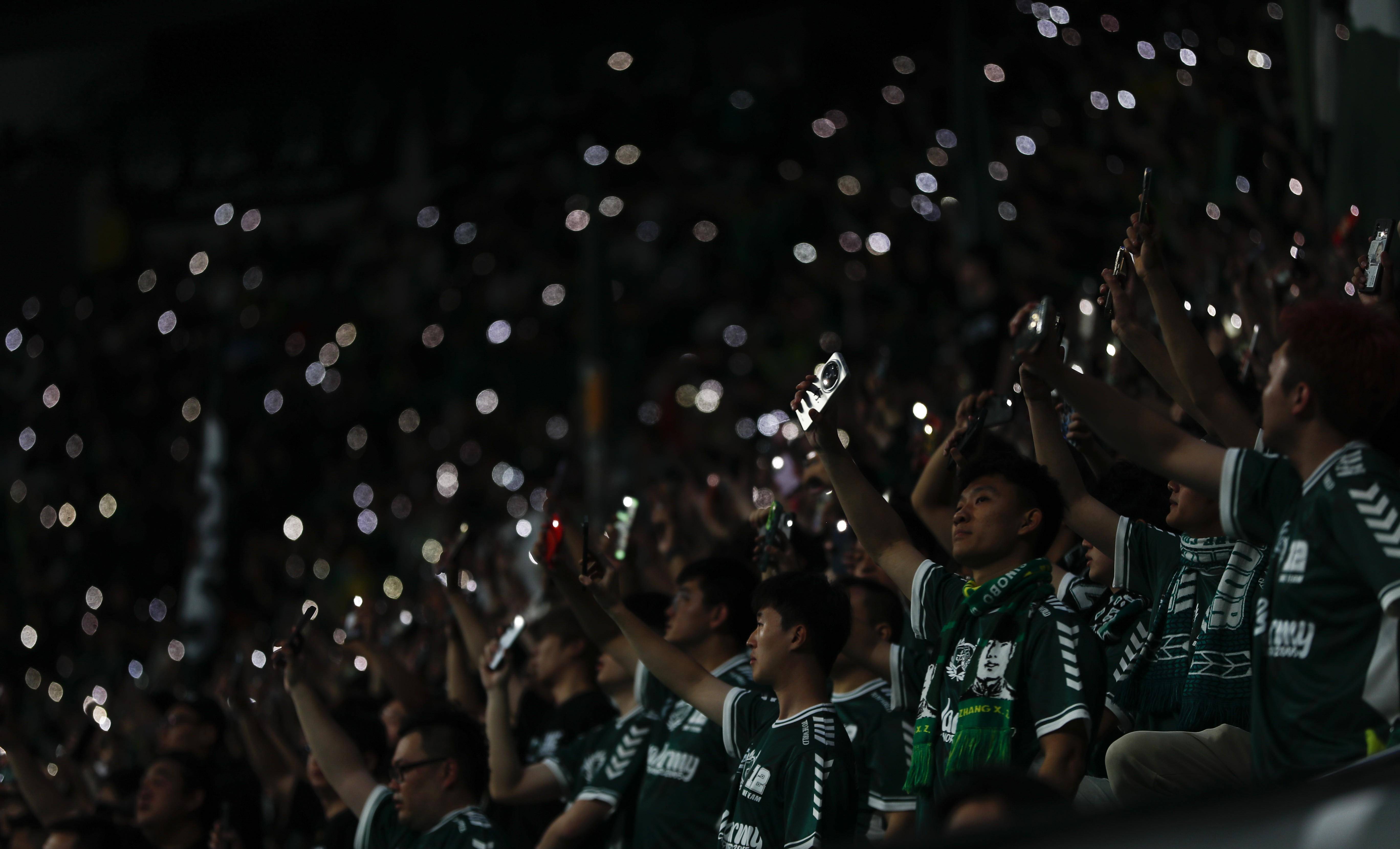 重燃激情的足球赛事吸引着无数球迷现场观战