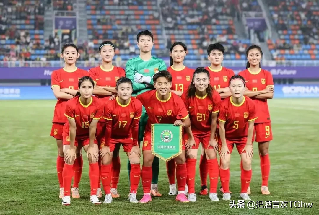 女足比赛中球员们团结一心,努力拼搏的简单介绍 女足比赛中球员们团结一心,努力拼搏的简单介绍