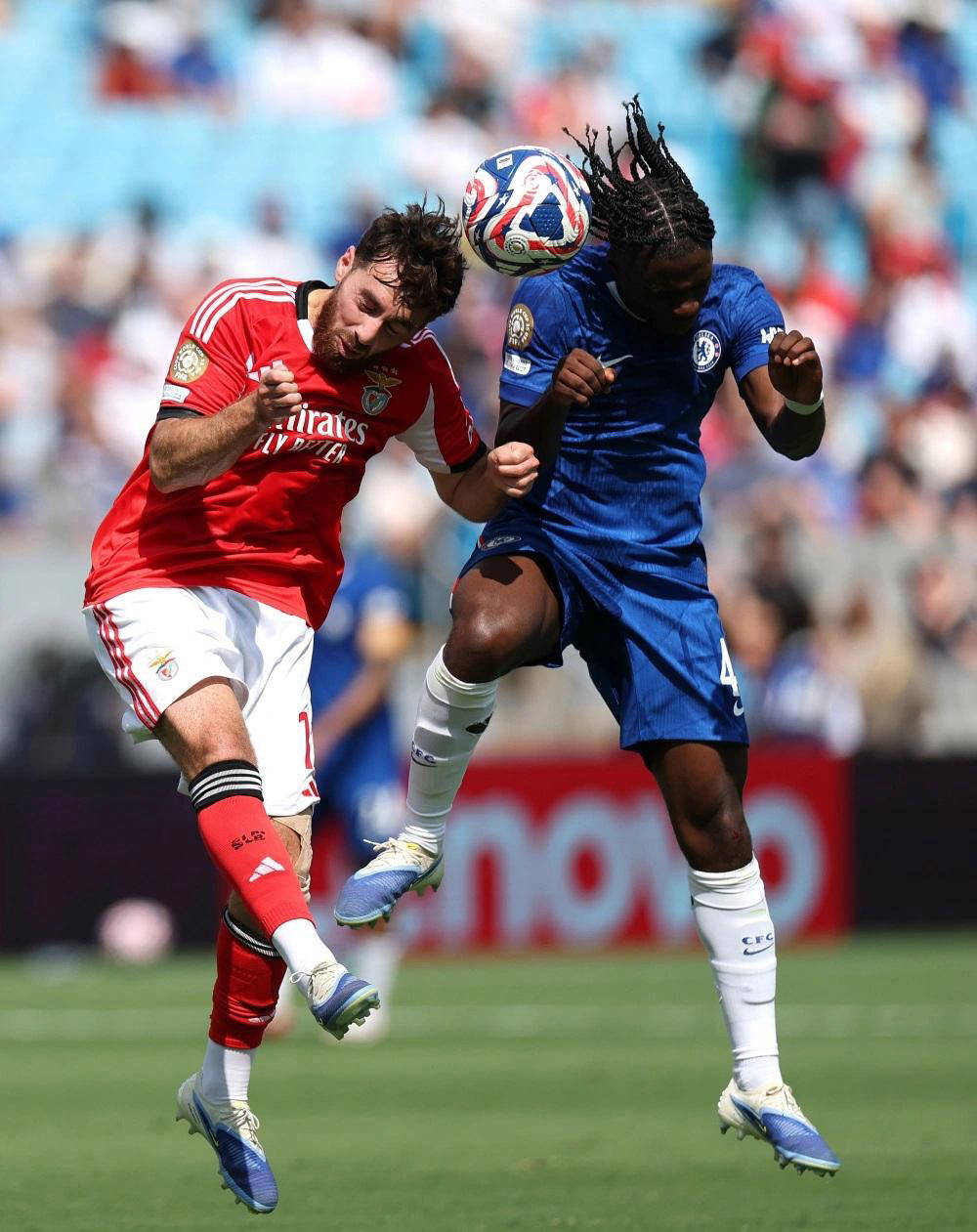 乐鱼app-切尔西中场铁核表现出色，球队信心大增