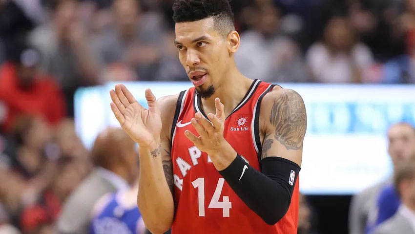 小猛龙仰首欣赏扬尼斯,书豪大获全队赞誉 小猛龙仰首欣赏扬尼斯,书豪大获全队赞誉