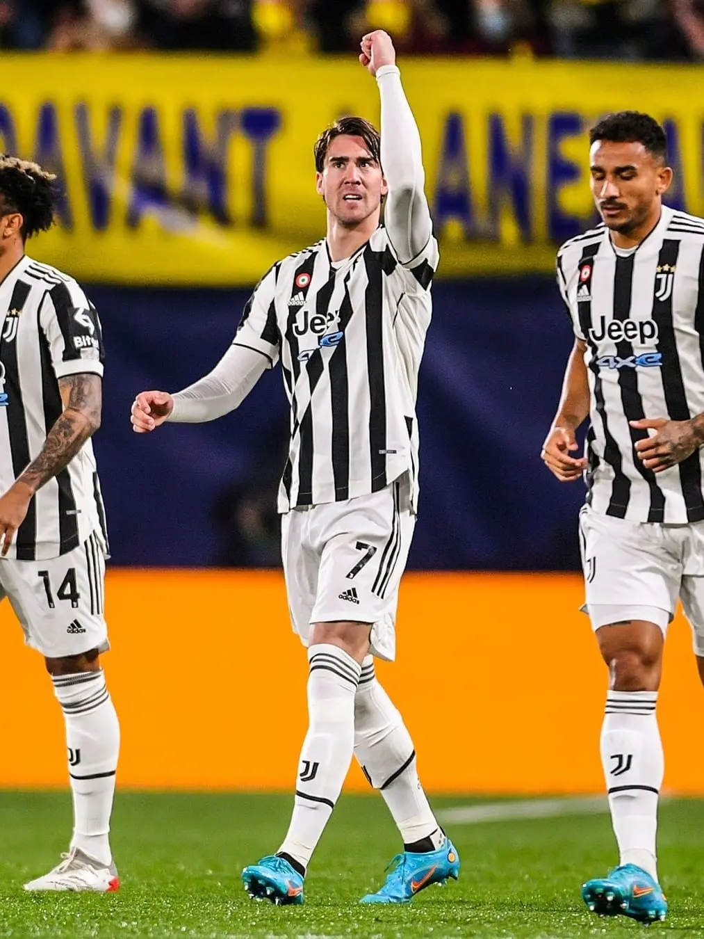 包含拜仁绝地反击加拿大，弗拉霍维奇完成帽子戏法的词条