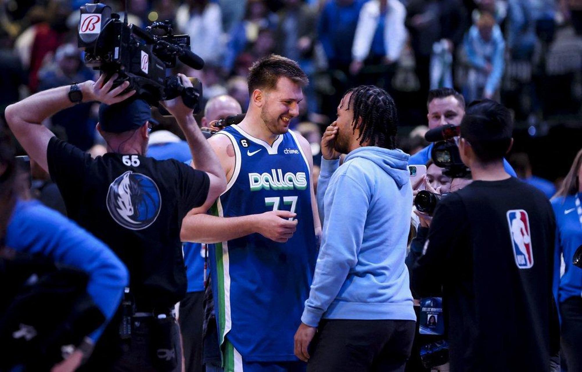 乐鱼体育线上网站-包含独行侠碾压热火，布伦森高光表现的词条